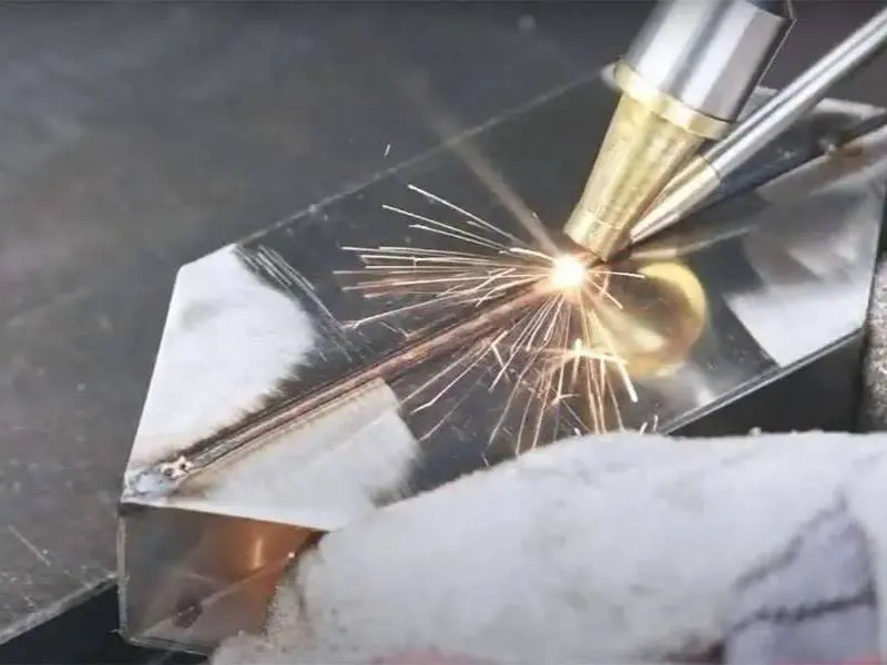 spawarka-laserowa-spawanie-metalu-czołowe