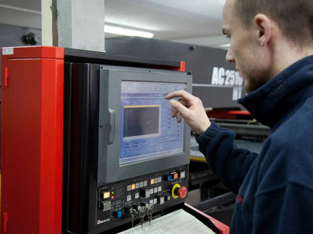 operator cnc jm-tronik maszyn cnc ploterów cnc
