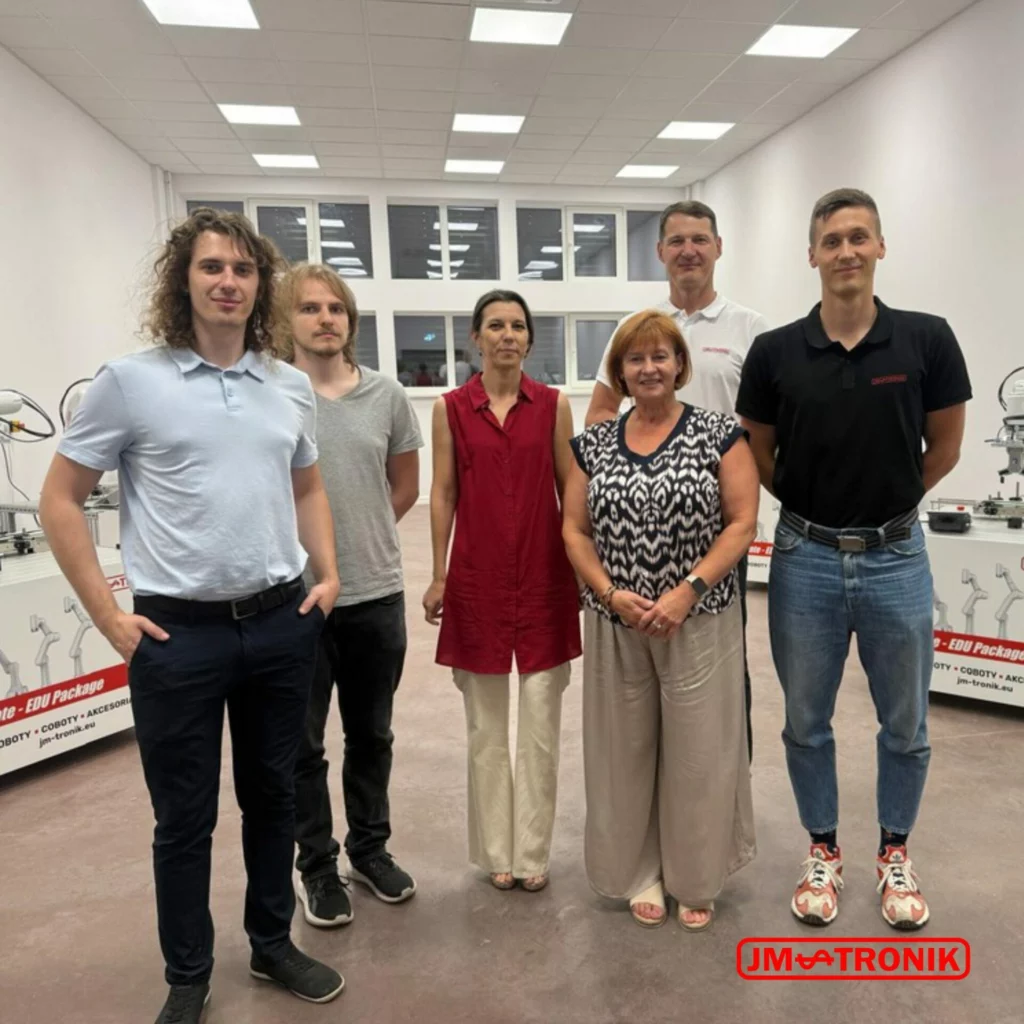 BCU Lublin – 8 stanowisk z cobotami tworzy nową jakość w edukacji technicznej 2 Dyrekcja Zespołu Szkół Transportowo-Komunikacyjnych w Lublinie z zespołem JM-TRONIK podczas przekazania technologii