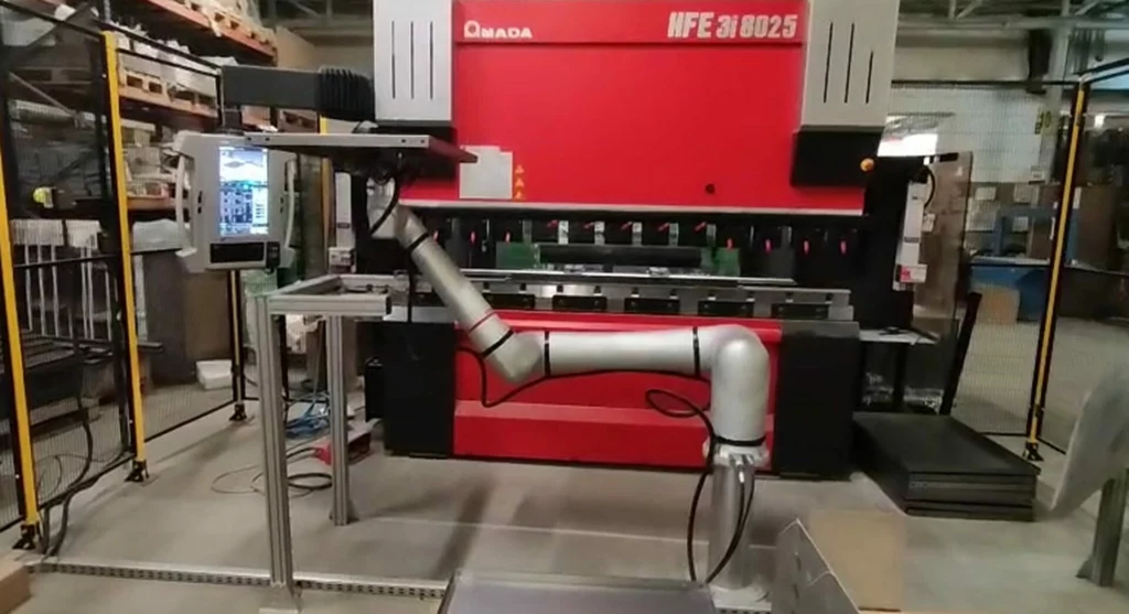 Automatyzacja gięcia na prasie: od czego zacząć i co się naprawdę opłaca 4 cobot do prasy krawędziowej