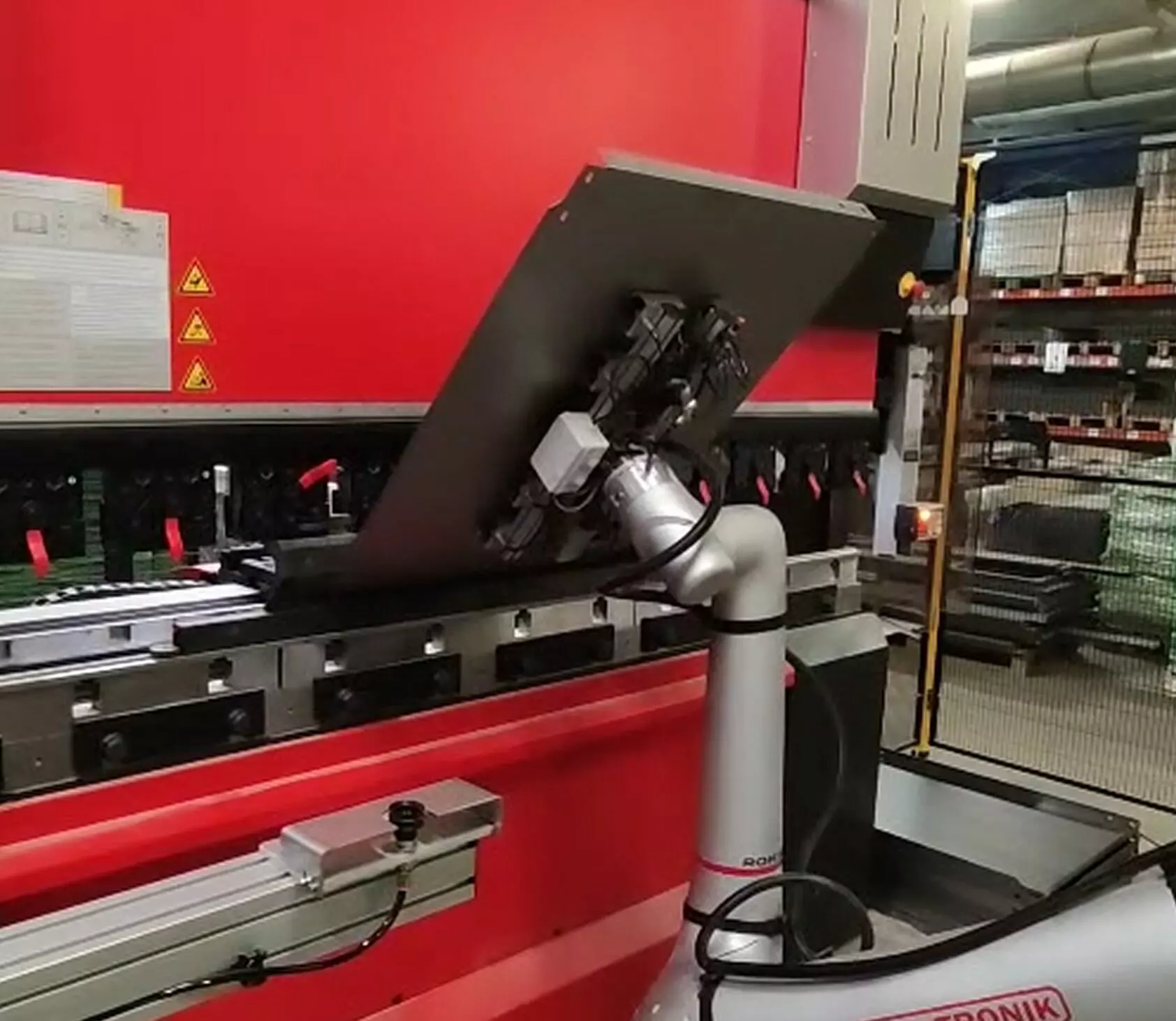 Automatyzacja gięcia na prasie: od czego zacząć i co się naprawdę opłaca 2 CoboBend – cobot do prasy krawędziowej