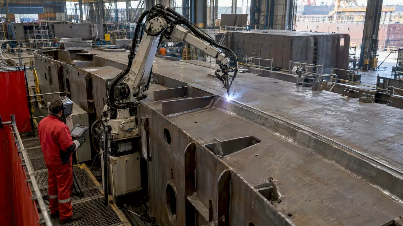 Przykłady robotyzacji spawania w praktyce przemysłowej 2 Robot spawa solidny blok kadłuba